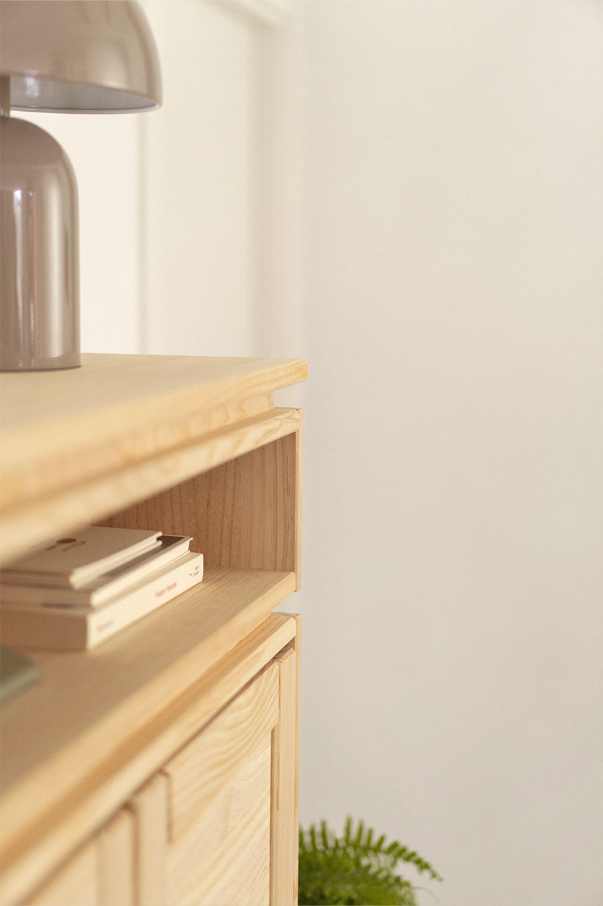 Imagen de ambiente 3 para:Amrmario de madera natural con puertas y hueco superior